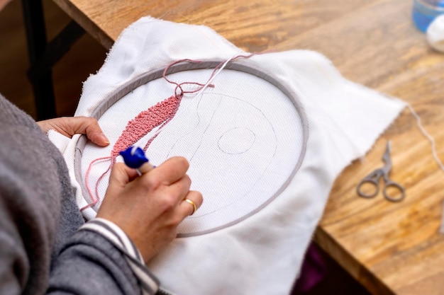 Osoba haftująca ręcznie